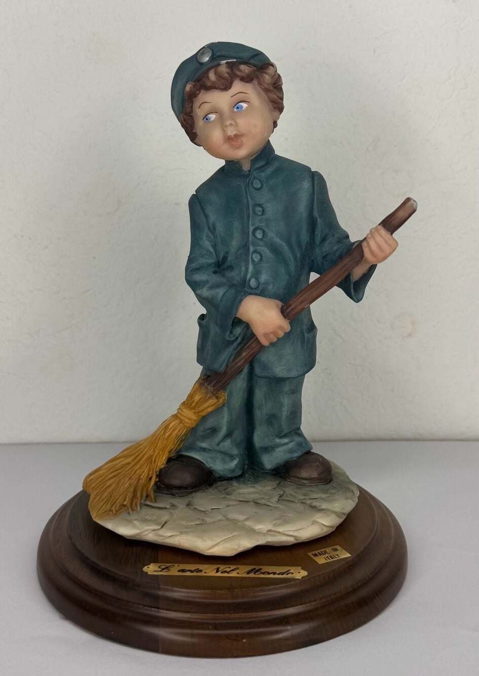 L'arte Nel Mondo Capodimonte Figurine Boy Sweeping with Broom